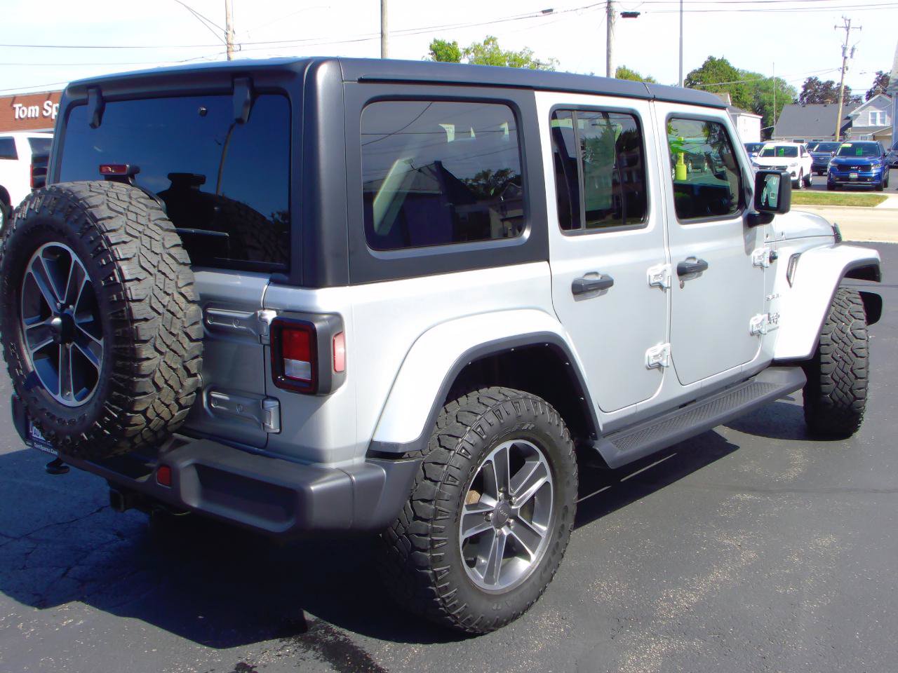 Used 2023 Jeep Wrangler Unlimited Sahara w/ Cold Weather Group AWD/4WD image 2