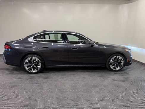 Used 2024 BMW 530i xDrive w/ Premium Package AWD/4WD image 8