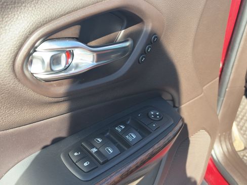 Used 2017 Jeep Cherokee Trailhawk AWD/4WD image 10
