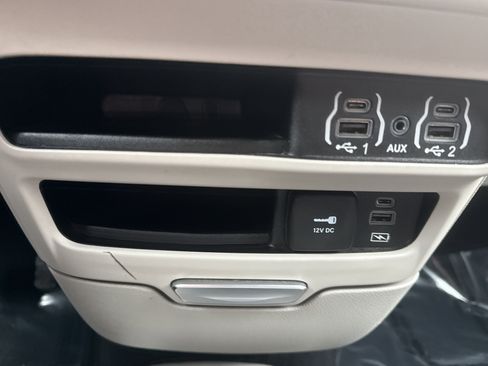 Used 2022 Chrysler Pacifica Touring-L image 27