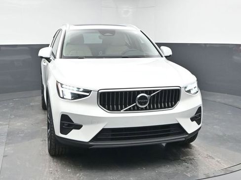 Used 2023 Volvo XC40 B4 Plus w/ Driver Assist Package image 2