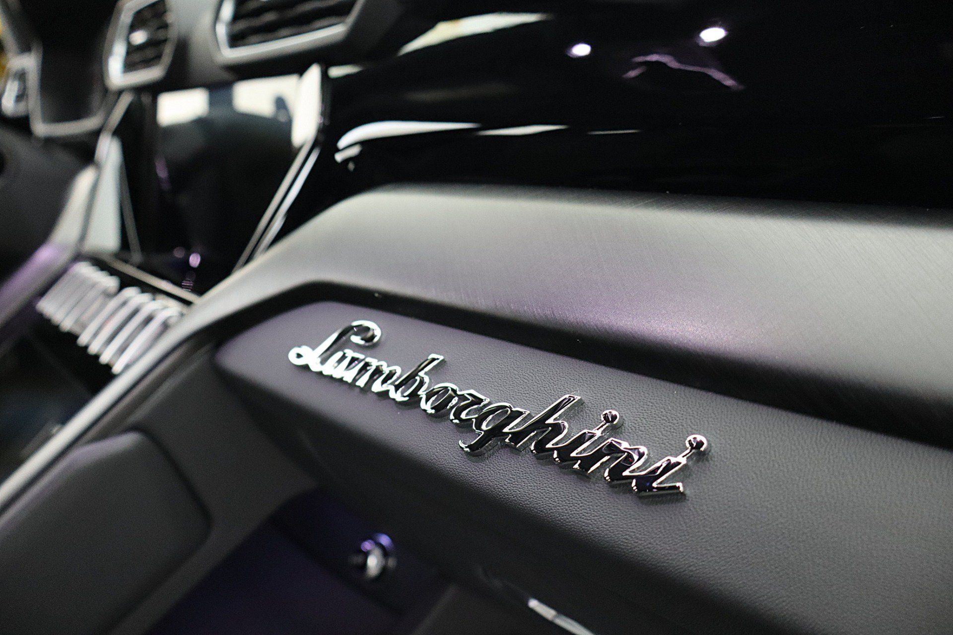 Used 2022 Lamborghini Urus AWD/4WD image 34