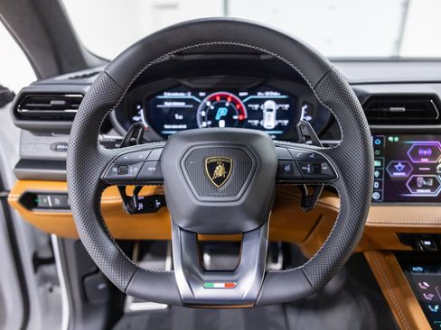 Used 2025 Lamborghini Urus SE image 40