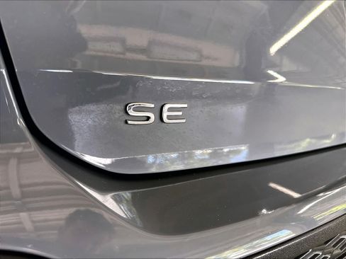 Used 2023 Volkswagen Taos SE w/ Panoramic Sunroof Package FWD image 27