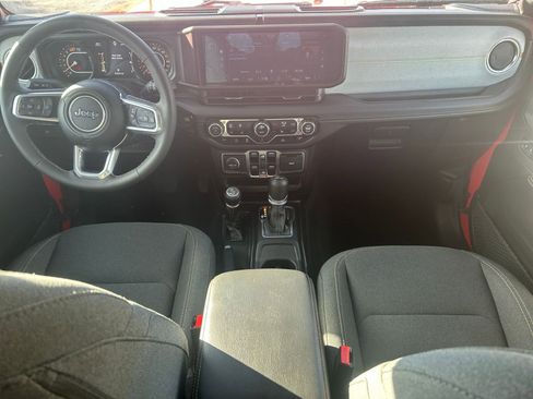 Used 2025 Jeep Wrangler Sahara image 33