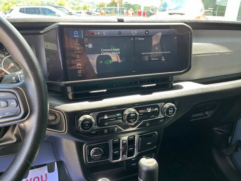 Used 2025 Jeep Gladiator Mojave AWD/4WD image 9