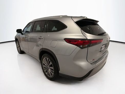 Used 2021 Toyota Highlander Platinum FWD image 5