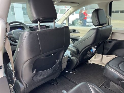 Used 2023 Chrysler Pacifica Touring-L image 10