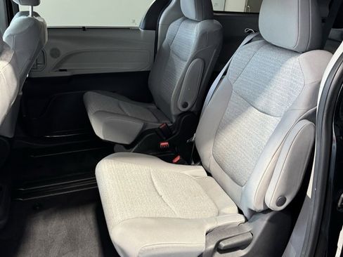 Used 2022 Toyota Sienna LE image 19