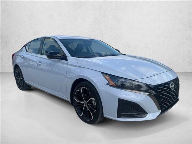 Used 2025 Nissan Altima 2.5 SR AWD/4WD image 3