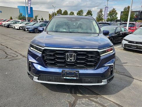 New 2025 Honda Pilot Touring image 2