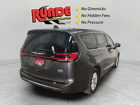 Used 2023 Chrysler Pacifica Touring-L FWD image 5