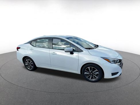 Used 2025 Nissan Versa SV image 2