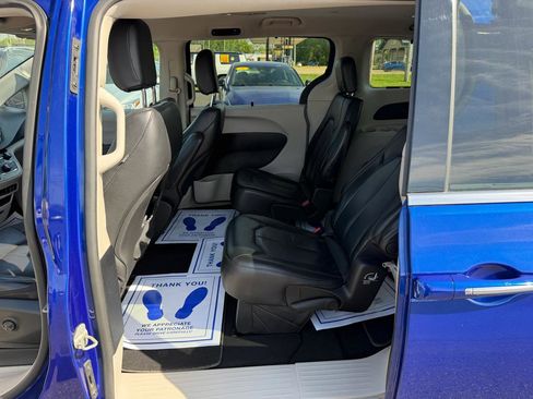 Used 2020 Chrysler Pacifica Touring-L image 11