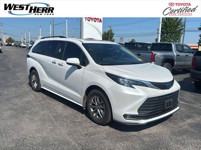 Certified 2025 Toyota Sienna XLE FWD image 1