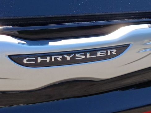 Used 2025 Chrysler Pacifica Select FWD image 2