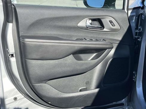 New 2026 Chrysler Pacifica Select image 11