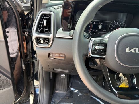 Used 2023 Kia Sorento LX image 15