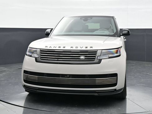 Used 2025 Land Rover Range Rover SV AWD/4WD image 3