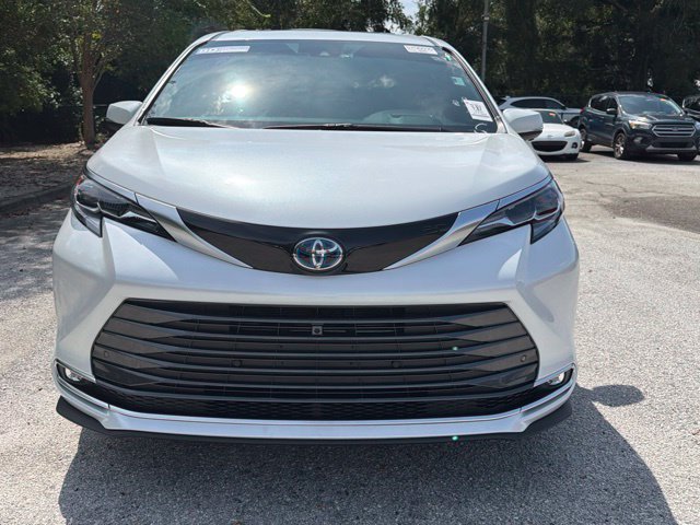 Used 2025 Toyota Sienna Platinum AWD/4WD image 5