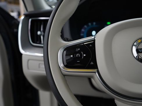 Used 2023 Volvo XC60 B5 Ultimate w/ Climate Package image 22