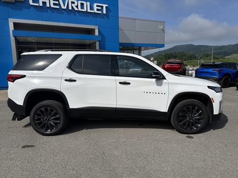 Used 2023 Chevrolet Traverse RS image 3