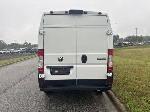 Used 2024 RAM ProMaster 2500 w/ Convenience Group FWD image 9