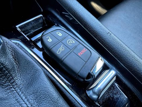 Used 2025 Jeep Compass Latitude w/ Sun & Sound Group AWD/4WD image 38