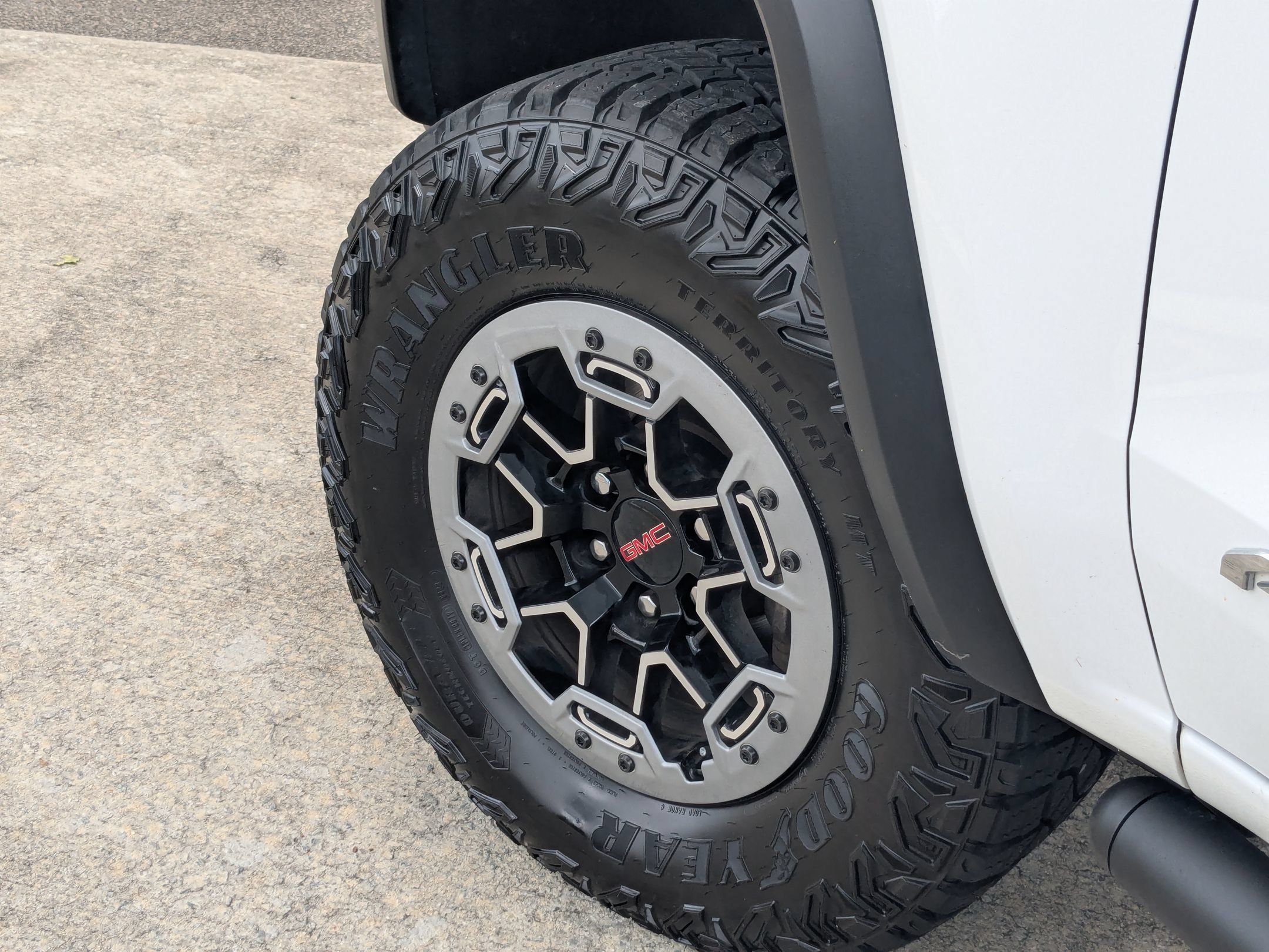 Used 2023 GMC Canyon AT4X w/ Edition 1 AWD/4WD image 9