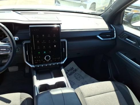 Used 2025 GMC Acadia Elevation AWD/4WD image 15
