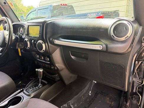 Used 2015 Jeep Wrangler Unlimited Sahara w/ Connectivity Group AWD/4WD image 9