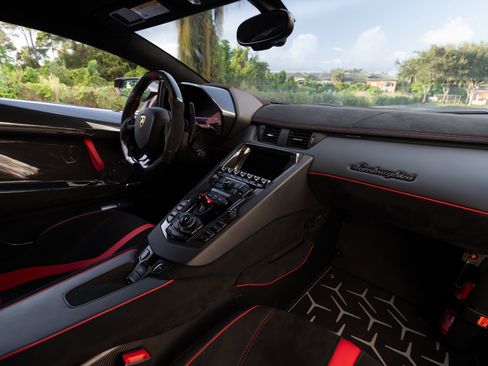 Used 2019 Lamborghini Aventador SVJ image 7