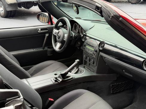 Used 2006 MAZDA MX-5 Miata Touring RWD image 25