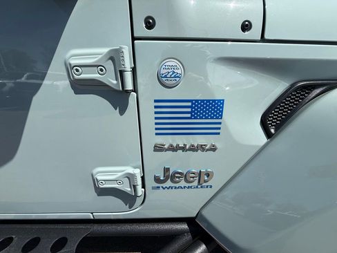 Used 2024 Jeep Wrangler Unlimited Sahara w/ Technology Group image 7