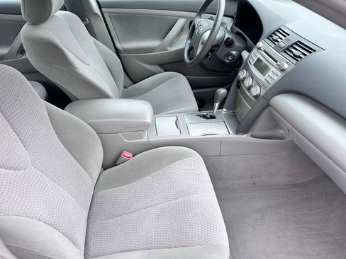 Used 2011 Toyota Camry LE image 9