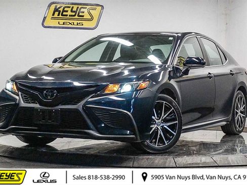 Used 2021 Toyota Camry SE image 1