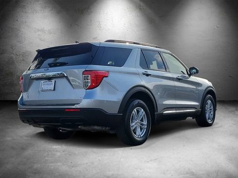Used 2023 Ford Explorer XLT AWD/4WD image 3