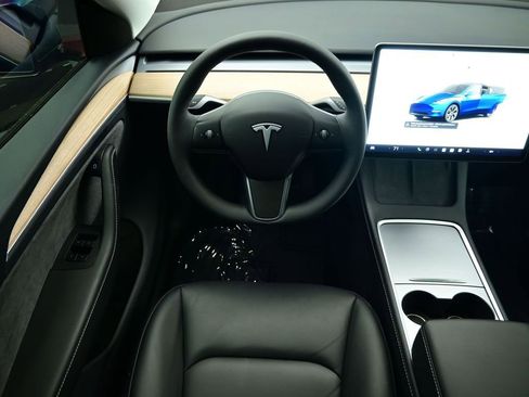 Used 2025 Tesla Model Y Long Range AWD/4WD image 5