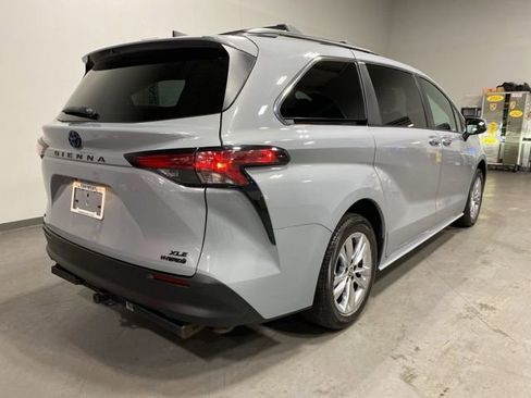 Used 2022 Toyota Sienna XLE Woodland Edition image 7