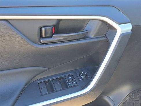 Used 2022 Toyota RAV4 LE image 11