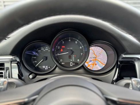 Used 2025 Porsche Macan image 24