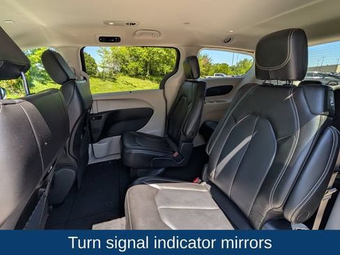 Used 2023 Chrysler Pacifica Touring-L FWD image 28