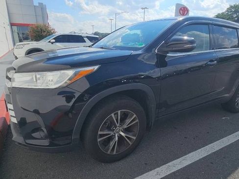 Used 2019 Toyota Highlander LE AWD/4WD image 3