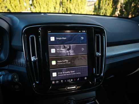 Used 2025 Volvo XC40 B5 Plus image 25