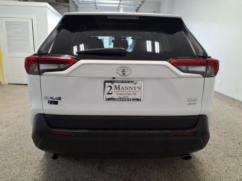 Used 2019 Toyota RAV4 XLE w/ Convenience Package image 5
