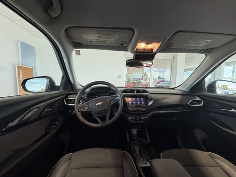 Used 2023 Chevrolet TrailBlazer LT w/ Convenience Package FWD image 3