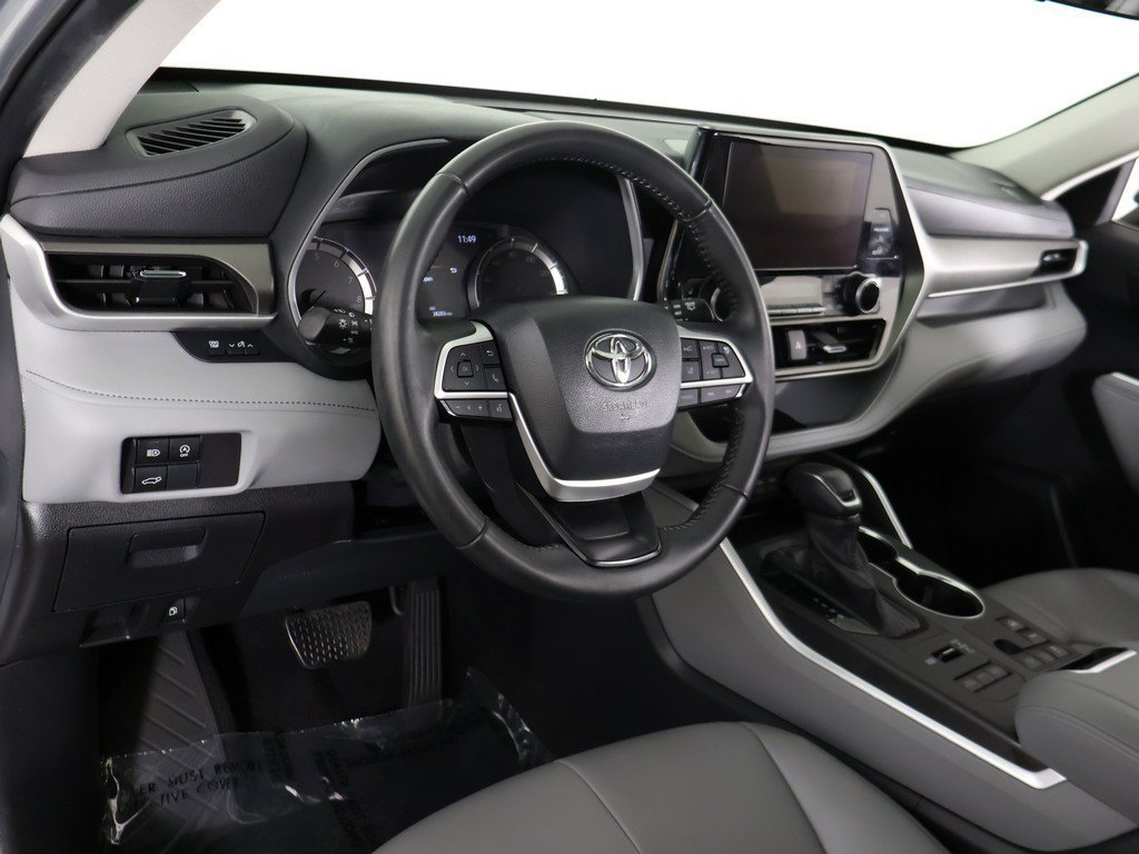 Used 2024 Toyota Highlander XLE AWD/4WD image 29