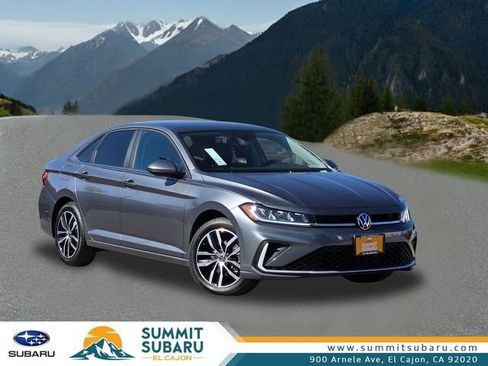 Used 2025 Volkswagen Jetta SE image 1