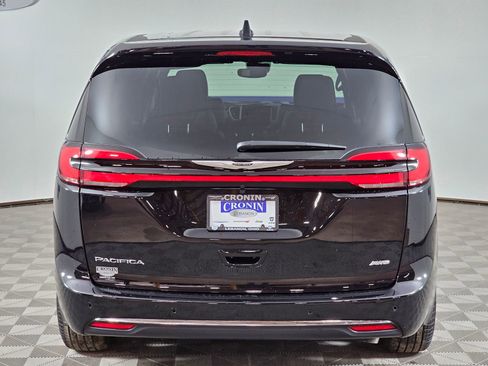 New 2026 Chrysler Pacifica Select image 4