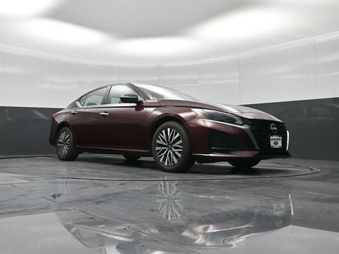 Used 2024 Nissan Altima 2.5 SV image 29